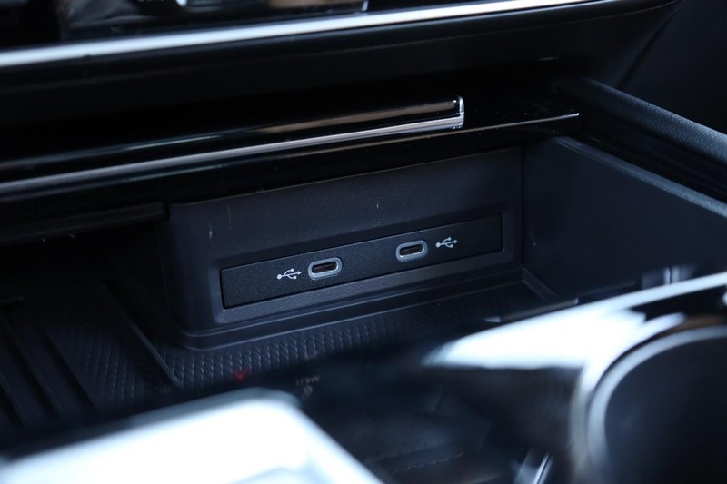 Volkswagen Atlas Cross Sport Vehicle Full-screen Gallery Image 18