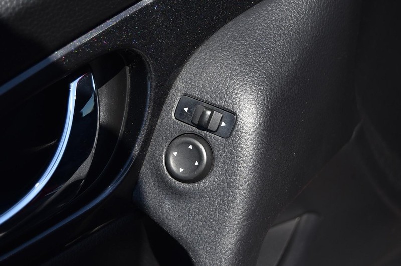 Nissan Rogue Vehicle Image 09