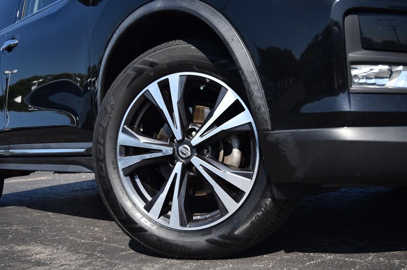 Nissan Rogue Vehicle Image 03