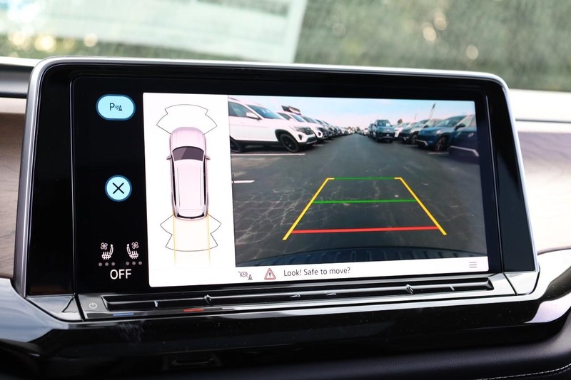 Volkswagen Atlas Vehicle Full-screen Gallery Image 16