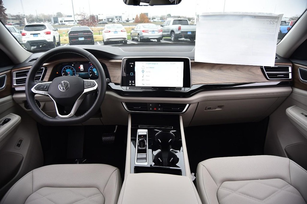 Volkswagen Atlas Vehicle Full-screen Gallery Image 7