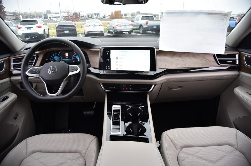 Volkswagen Atlas Vehicle Full-screen Gallery Image 7