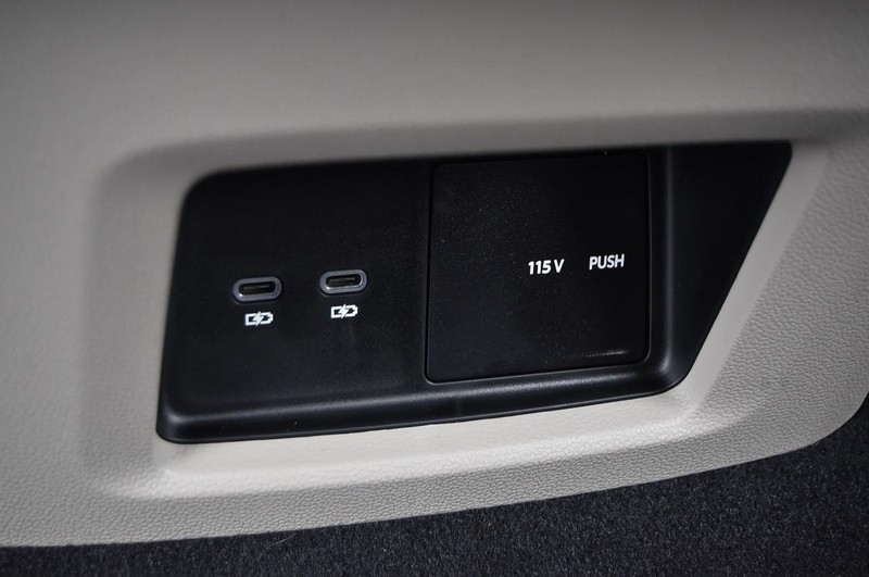 Volkswagen Atlas Vehicle Full-screen Gallery Image 24