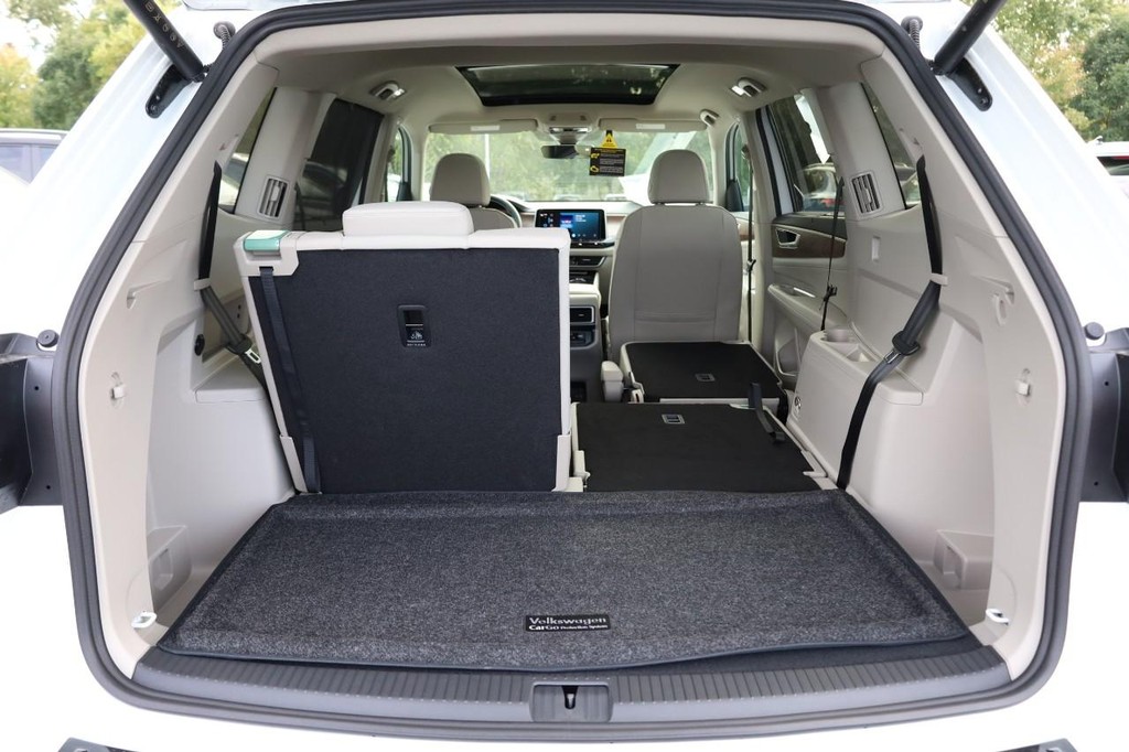 Volkswagen Atlas Vehicle Full-screen Gallery Image 8