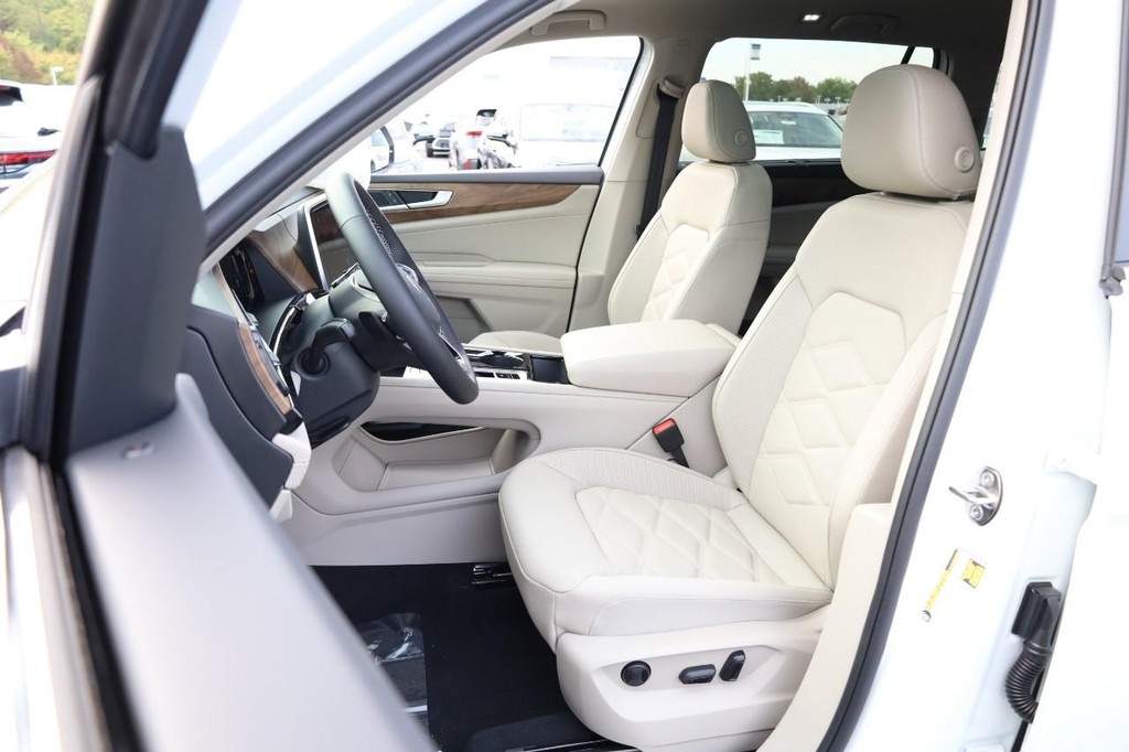 Volkswagen Atlas Vehicle Full-screen Gallery Image 10