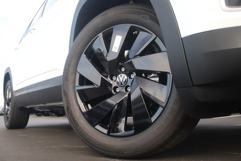 Volkswagen Atlas Vehicle Full-screen Gallery Image 3