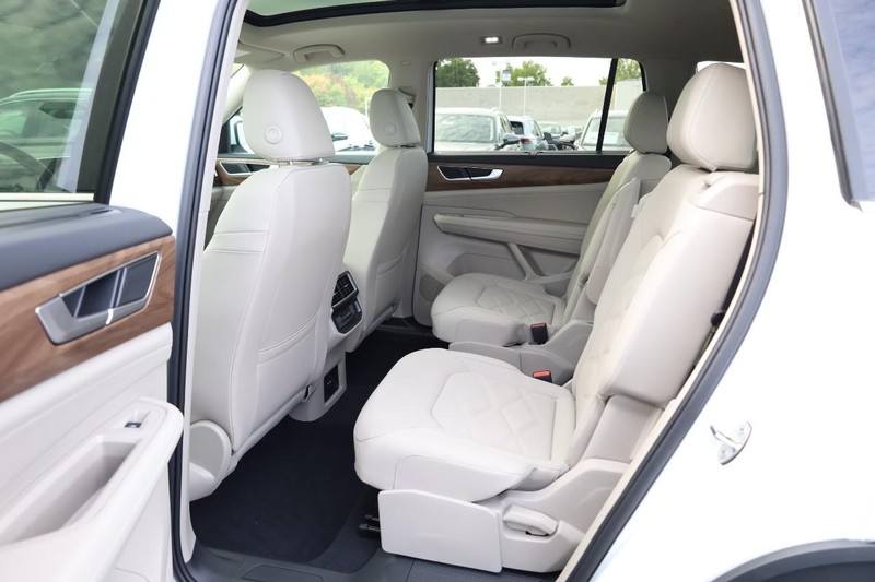 Volkswagen Atlas Vehicle Full-screen Gallery Image 24