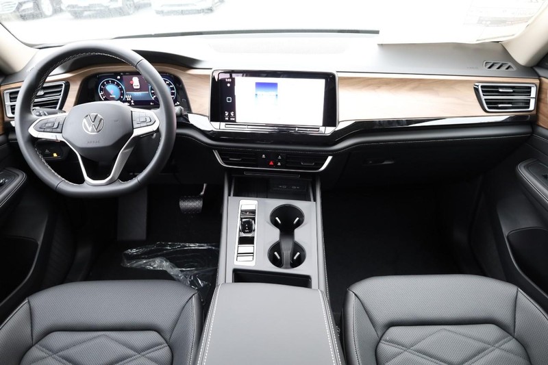 Volkswagen Atlas Vehicle Full-screen Gallery Image 24