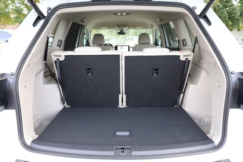 Volkswagen Atlas Vehicle Full-screen Gallery Image 7