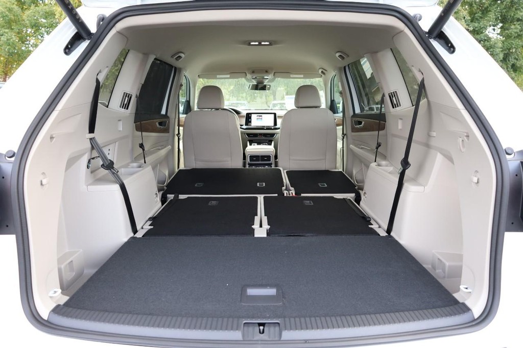 Volkswagen Atlas Vehicle Full-screen Gallery Image 9