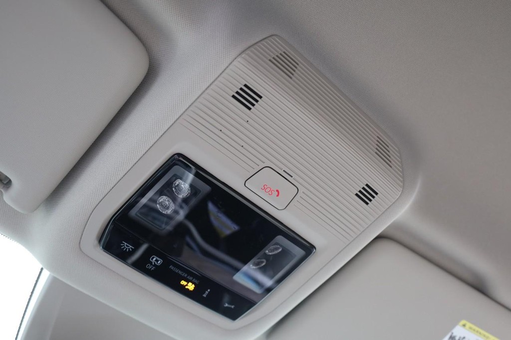 Volkswagen Atlas Vehicle Full-screen Gallery Image 18