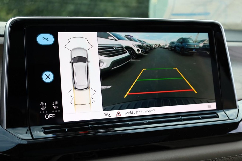 Volkswagen Atlas Vehicle Full-screen Gallery Image 16