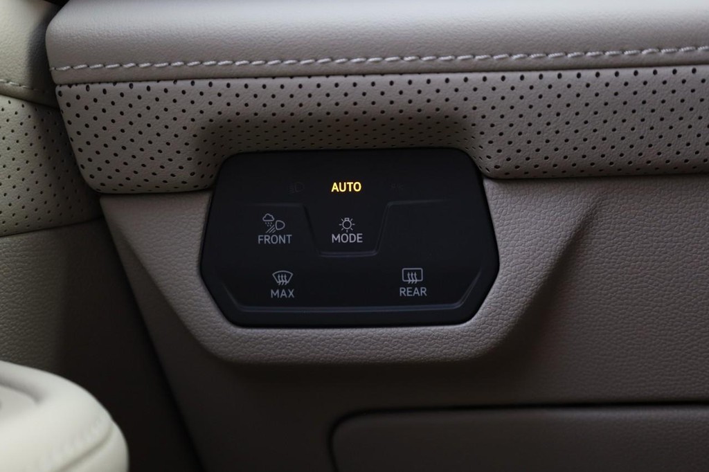 Volkswagen Atlas Vehicle Full-screen Gallery Image 22