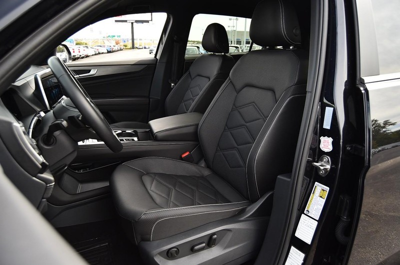 Volkswagen Atlas Cross Sport Vehicle Image 18