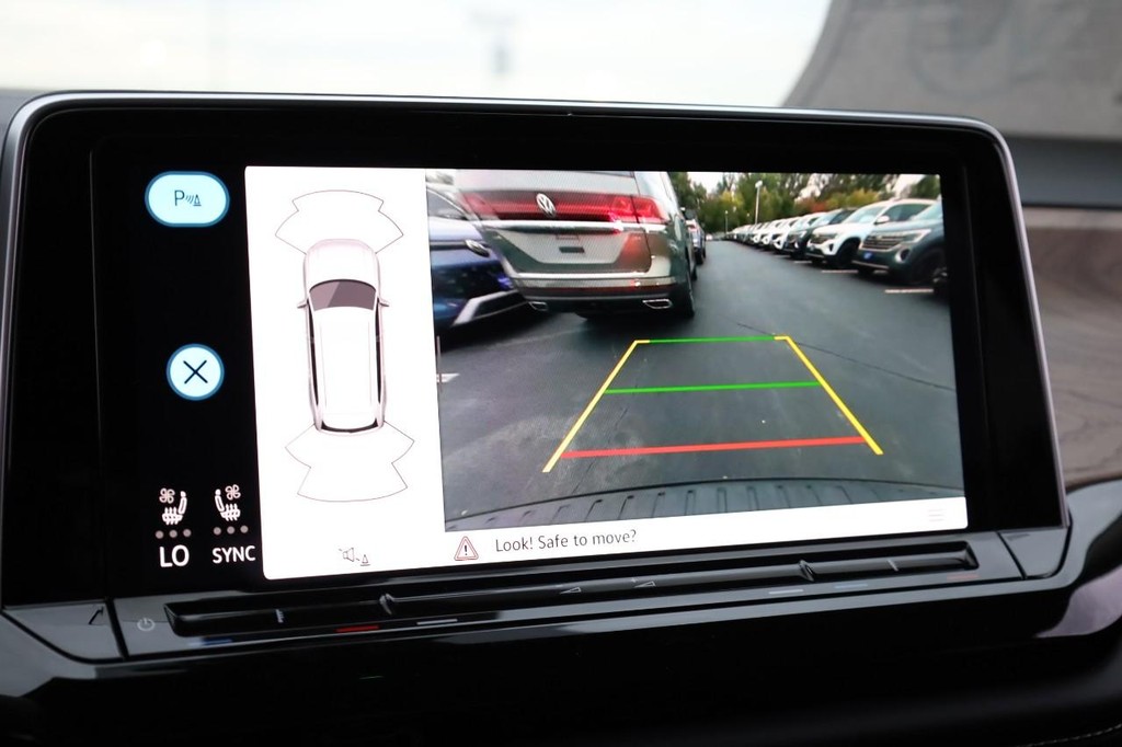 Volkswagen Atlas Vehicle Full-screen Gallery Image 14