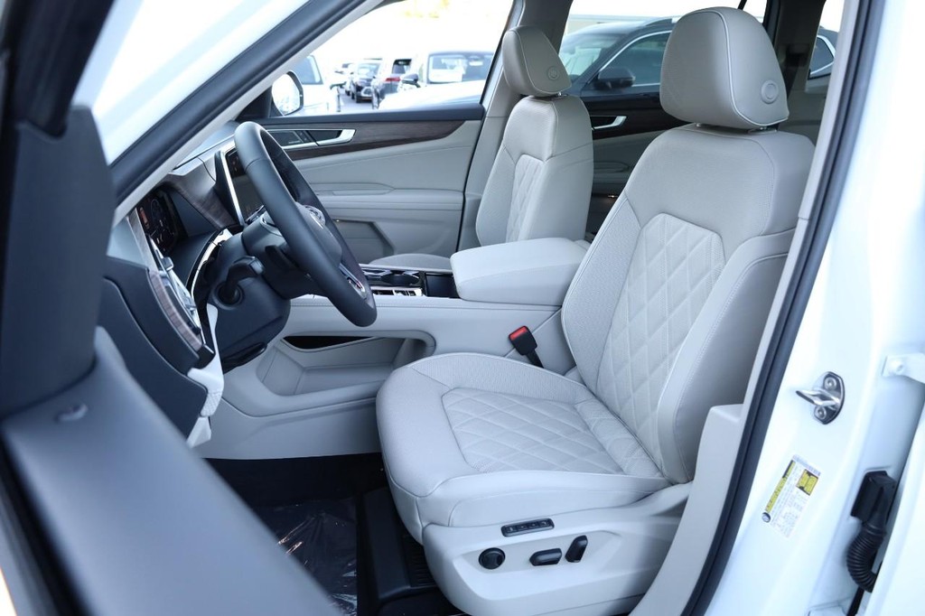 Volkswagen Atlas Vehicle Full-screen Gallery Image 10