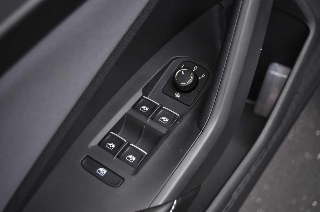 Volkswagen Jetta Vehicle Full-screen Gallery Image 8