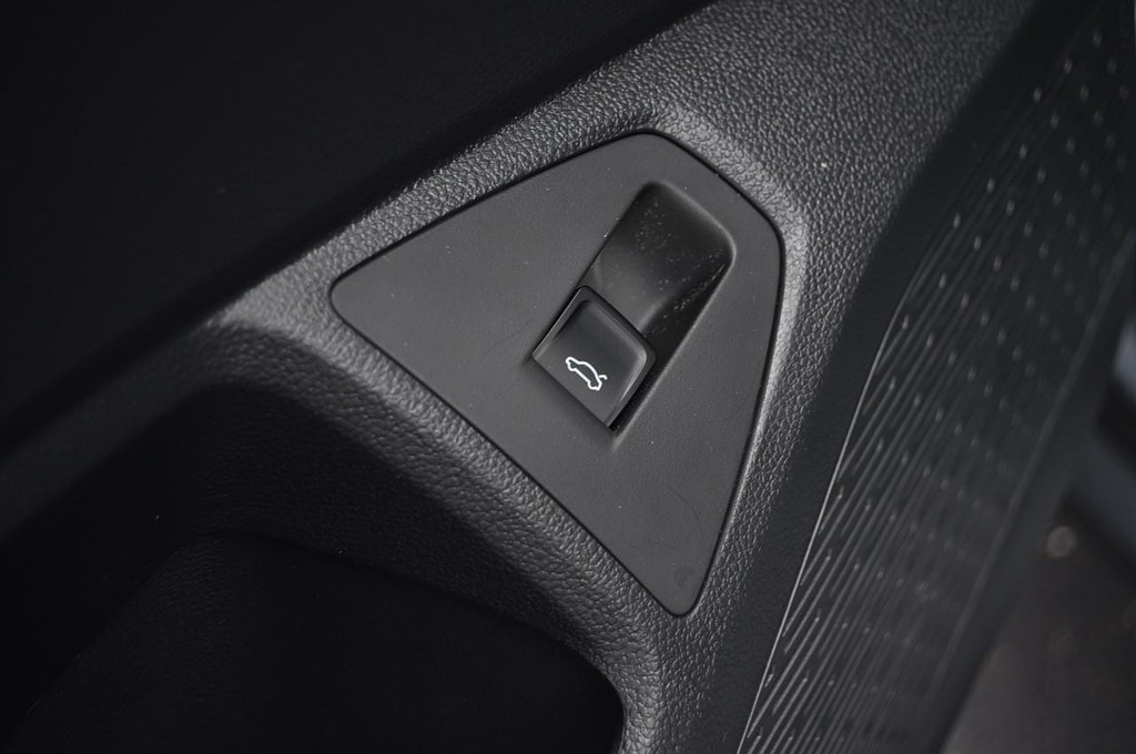 Volkswagen Jetta Vehicle Full-screen Gallery Image 9