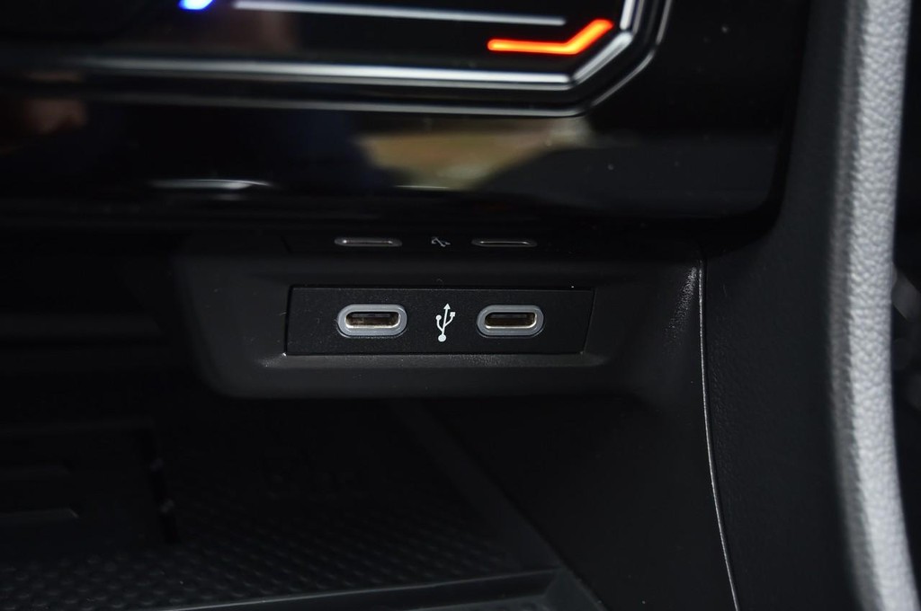 Volkswagen Jetta Vehicle Full-screen Gallery Image 16