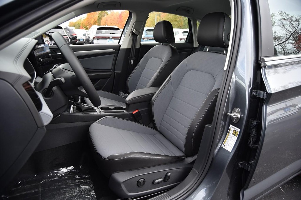 Volkswagen Jetta Vehicle Full-screen Gallery Image 20