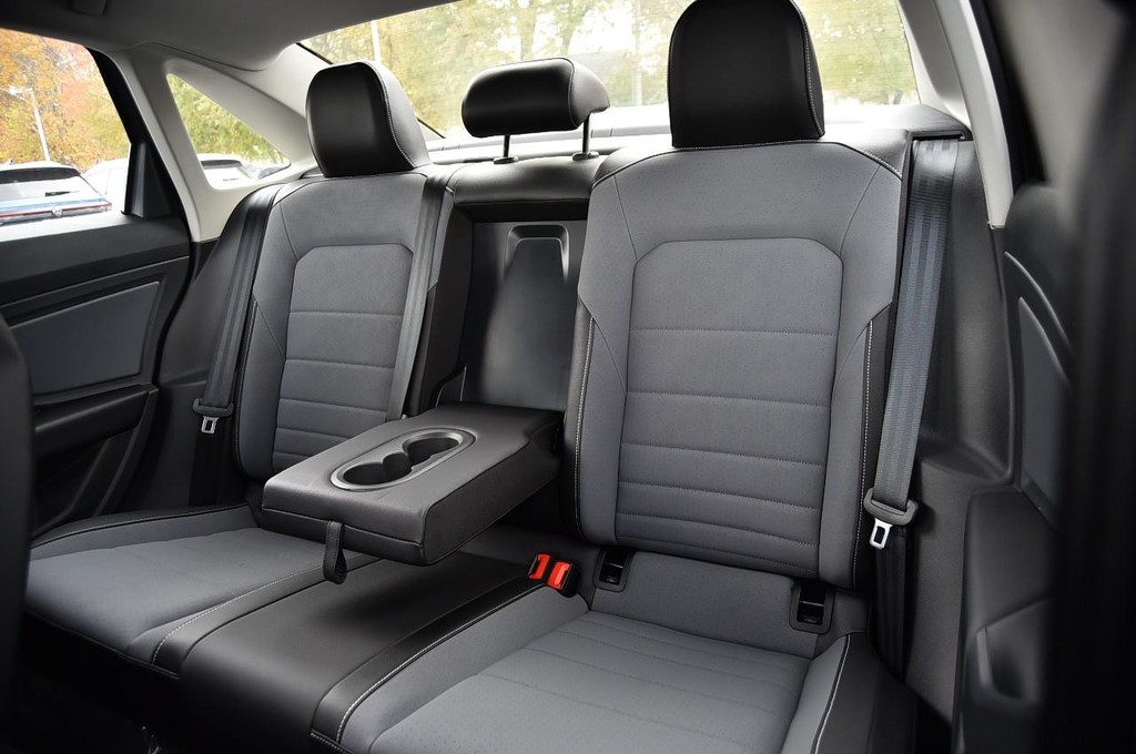 Volkswagen Jetta Vehicle Full-screen Gallery Image 23