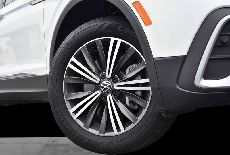 Volkswagen Tiguan Vehicle Full-screen Gallery Image 3