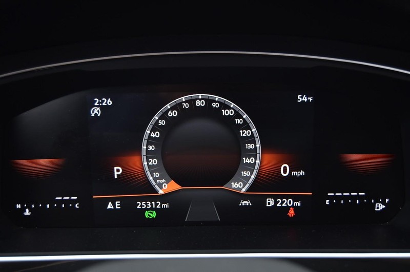 Volkswagen Tiguan Vehicle Full-screen Gallery Image 7