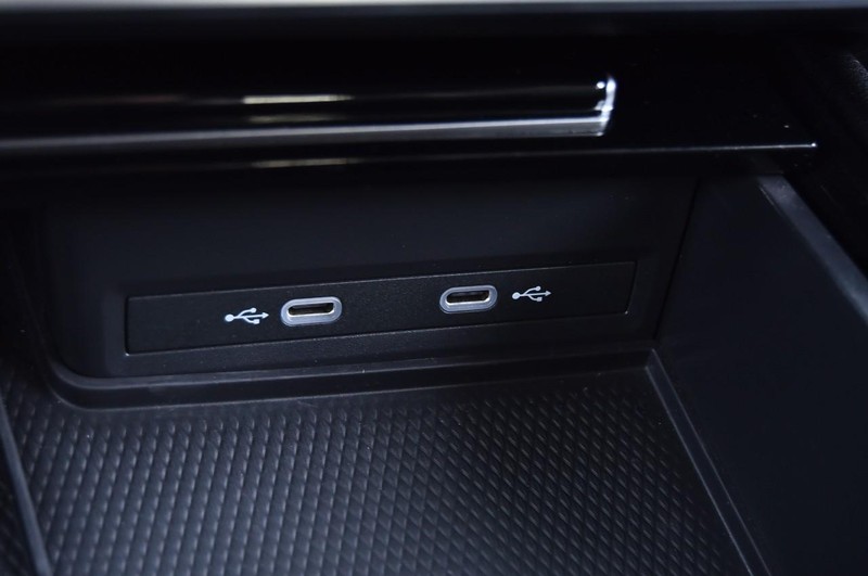Volkswagen Atlas Cross Sport Vehicle Image 16