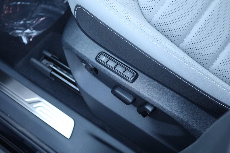 Volkswagen Atlas Cross Sport Vehicle Image 09