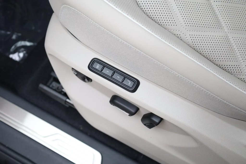 Volkswagen Atlas Vehicle Full-screen Gallery Image 13