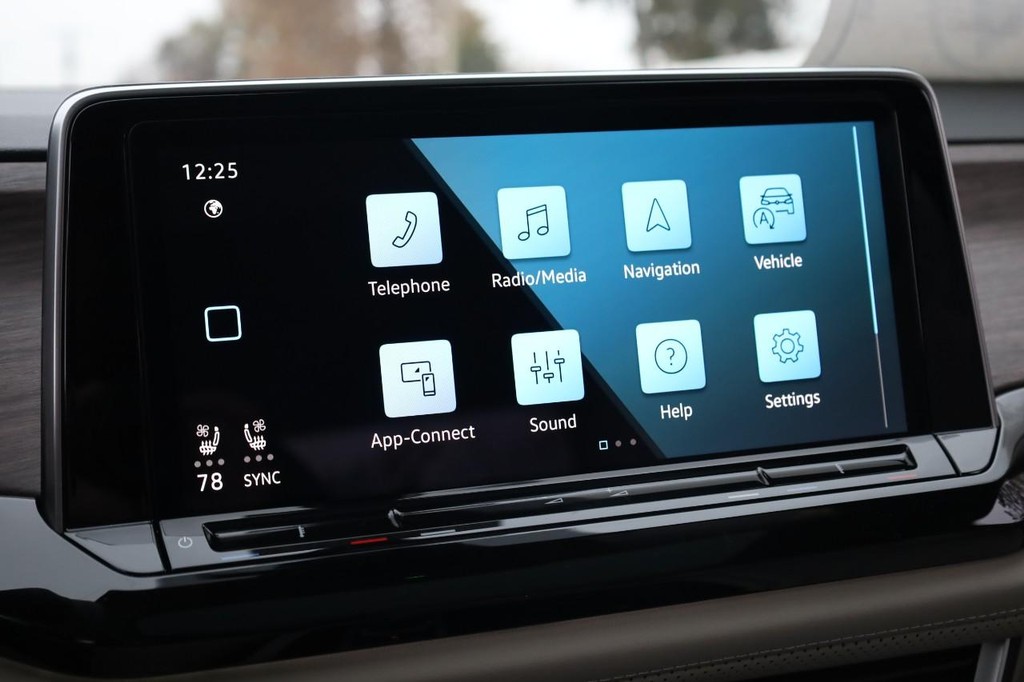 Volkswagen Atlas Vehicle Full-screen Gallery Image 16