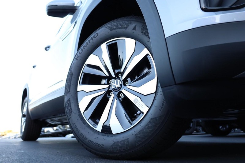 Volkswagen Atlas Cross Sport Vehicle Image 03
