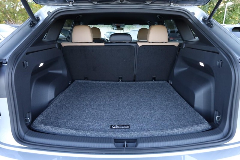Volkswagen Atlas Cross Sport Vehicle Image 06