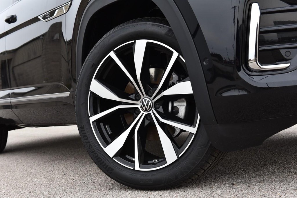 Volkswagen Atlas Vehicle Full-screen Gallery Image 3