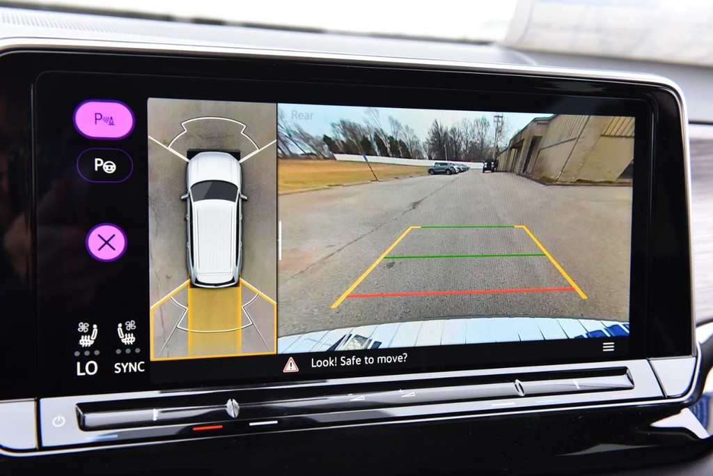 Volkswagen Atlas Vehicle Full-screen Gallery Image 13