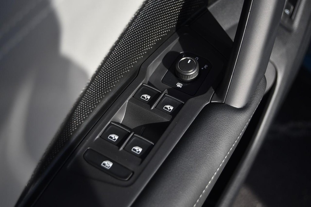 Volkswagen Tiguan Vehicle Full-screen Gallery Image 8