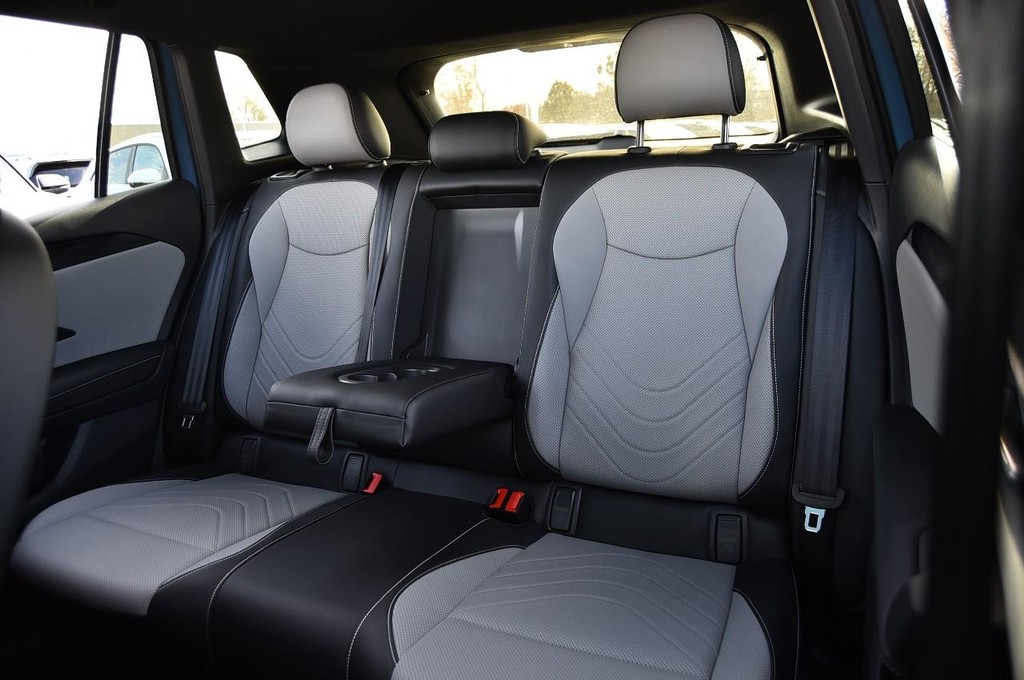 Volkswagen Tiguan Vehicle Full-screen Gallery Image 22