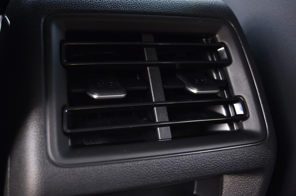 Volkswagen Tiguan Vehicle Full-screen Gallery Image 23