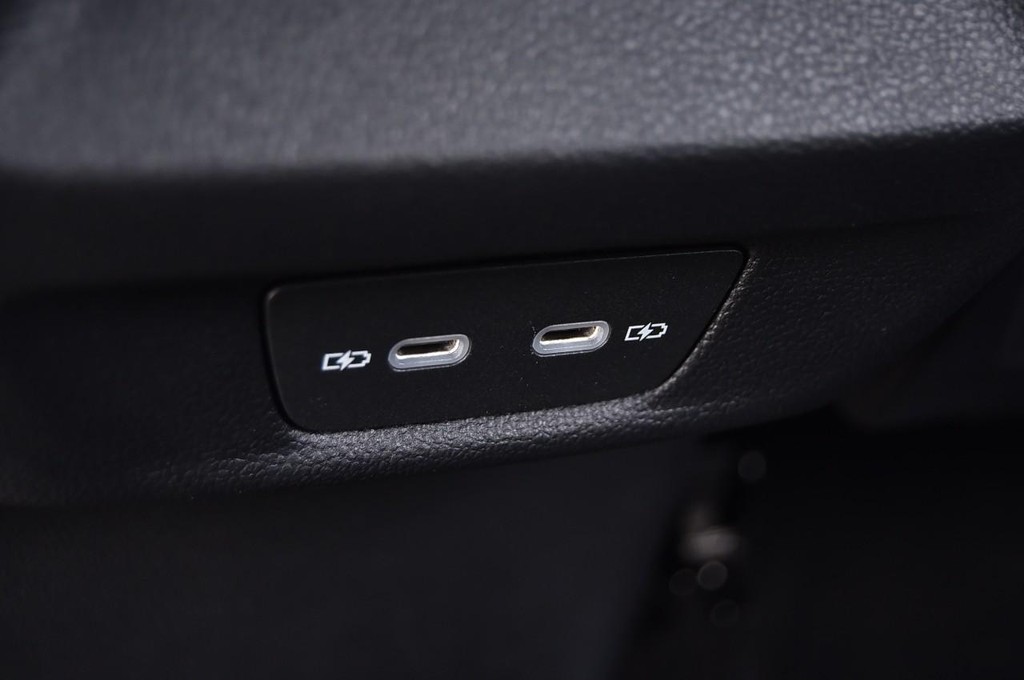 Volkswagen Tiguan Vehicle Full-screen Gallery Image 24