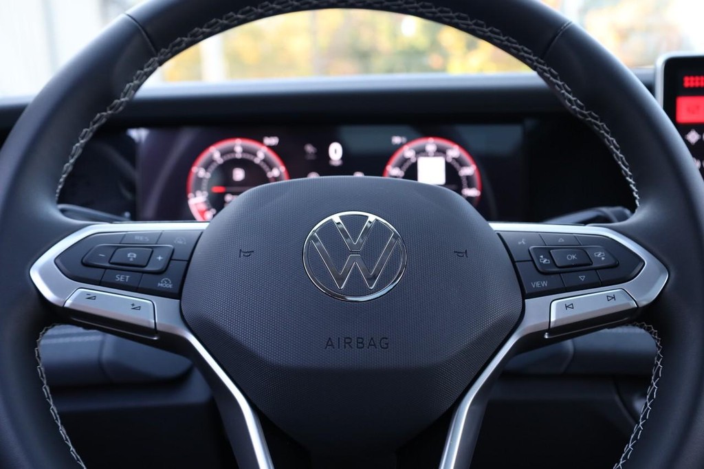 Volkswagen Tiguan Vehicle Full-screen Gallery Image 11