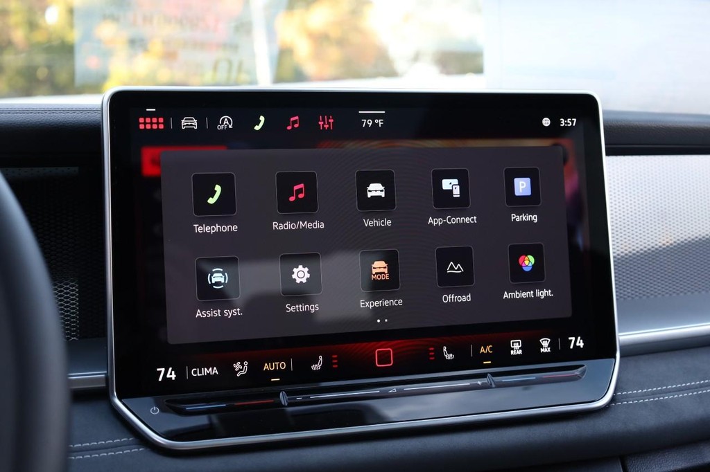 Volkswagen Tiguan Vehicle Full-screen Gallery Image 13