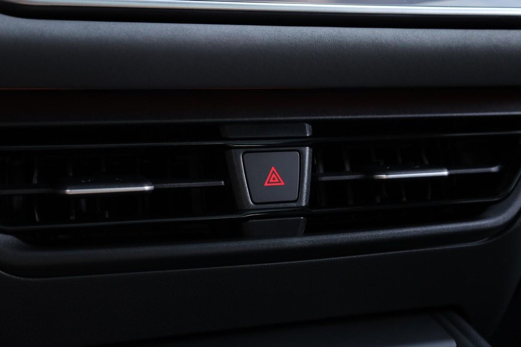 Volkswagen Tiguan Vehicle Full-screen Gallery Image 15