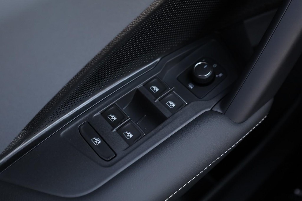 Volkswagen Tiguan Vehicle Full-screen Gallery Image 19