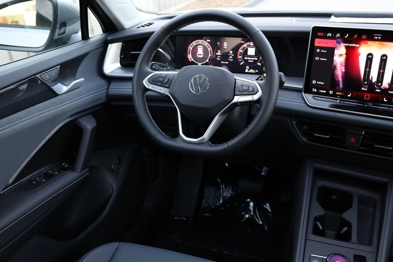 Volkswagen Tiguan Vehicle Image 24