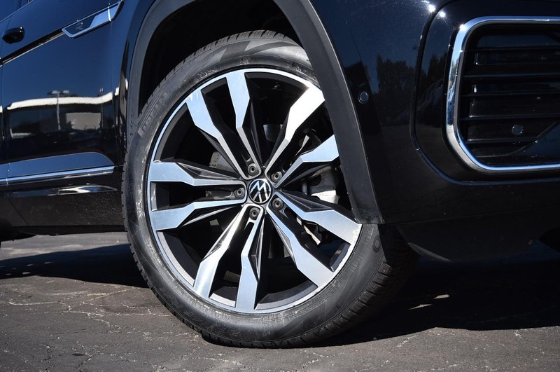 Volkswagen Atlas Vehicle Full-screen Gallery Image 3