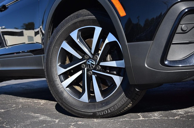 Volkswagen Tiguan Vehicle Image 03