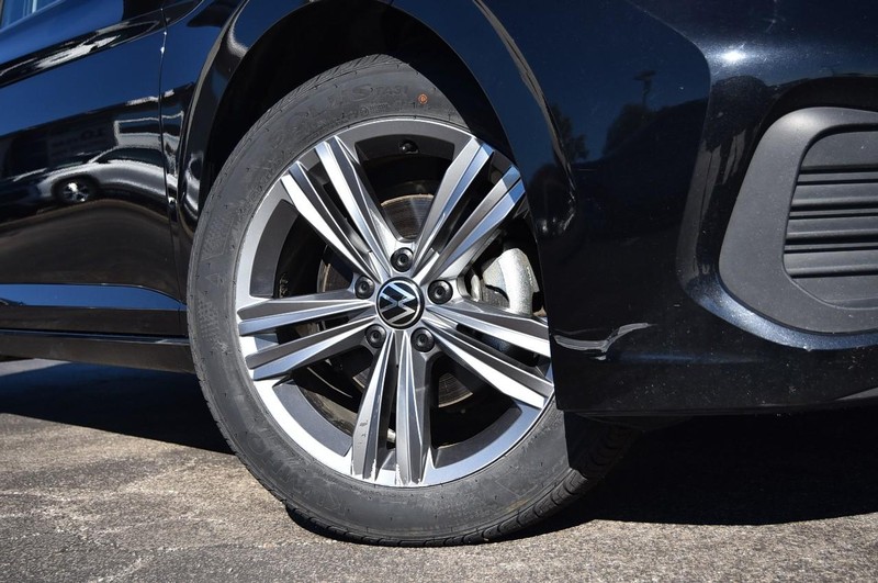 Volkswagen Jetta Vehicle Full-screen Gallery Image 3