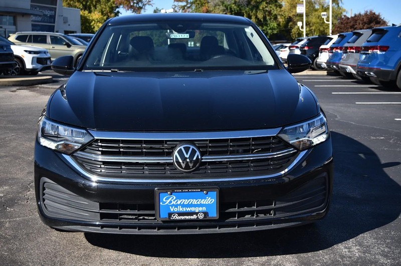 Volkswagen Jetta Vehicle Full-screen Gallery Image 4
