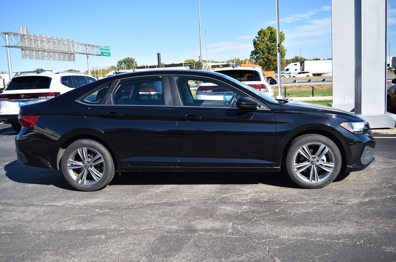 Volkswagen Jetta Vehicle Full-screen Gallery Image 5