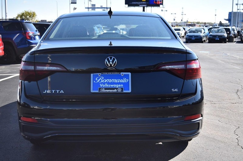 Volkswagen Jetta Vehicle Full-screen Gallery Image 6